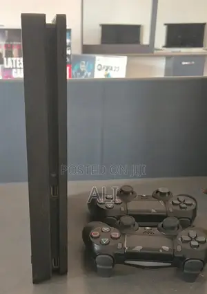 Play Station 4 (Used)