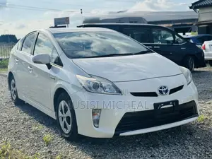 Toyota Prius Plug-In Hybrid Advanced 2012 White