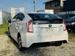 Toyota Prius Plug-In Hybrid Advanced 2012 White