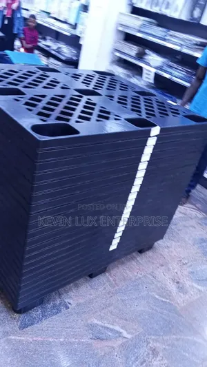 Heavy Duty Plastic Pallets 100cm by 90cm