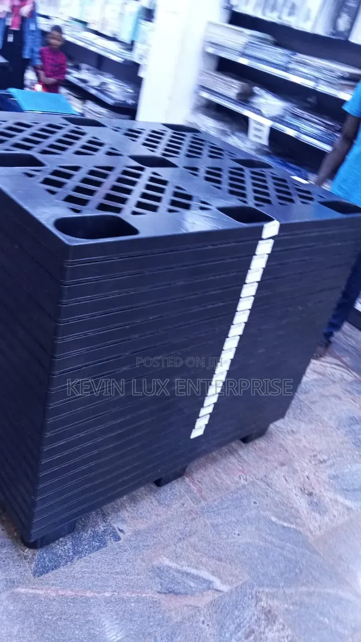 Heavy Duty Plastic Pallets 100cm by 90cm
