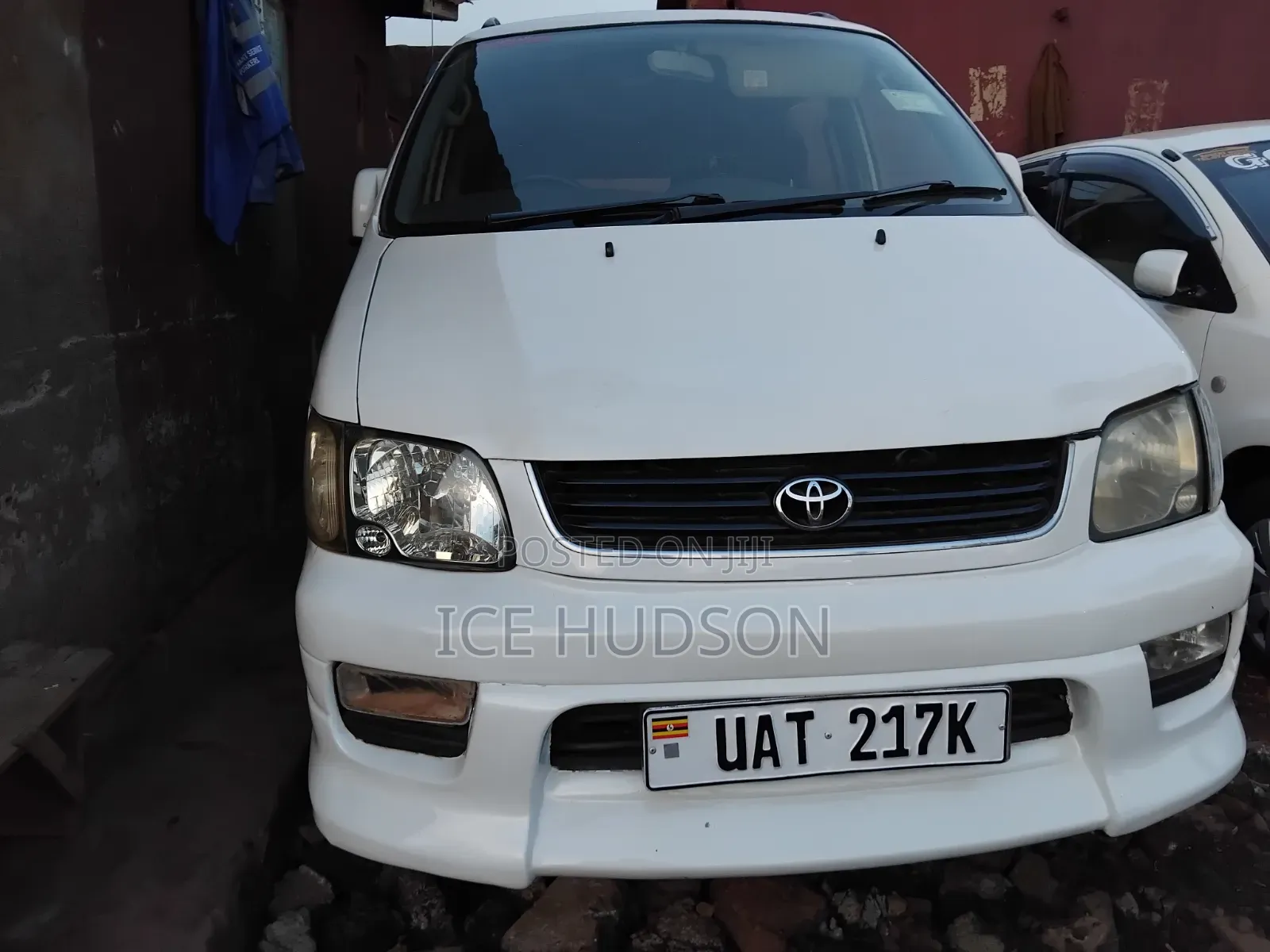 Toyota LiteAce Noah 2000 White