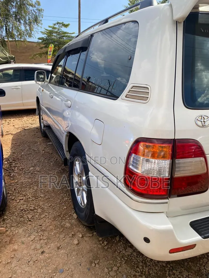 Toyota Land Cruiser HDJ 100 2000 White
