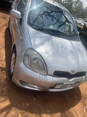 Toyota Vitz 2000 Silver
