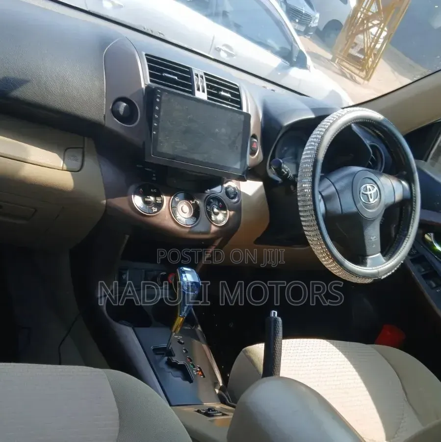 Toyota Vanguard 2010 Silver