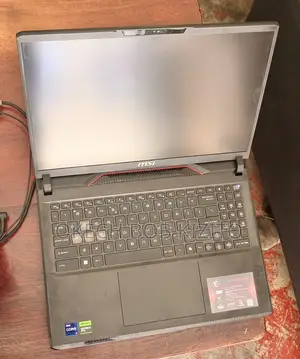 Laptop MSI Raider GE68HX 13VI-202US 32GB Intel Core i9 SSD 1T