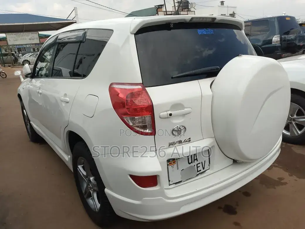 Toyota RAV4 I4 2006 White