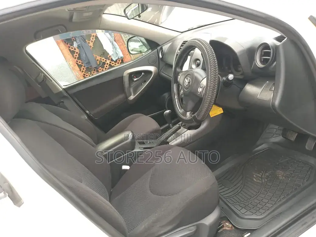 Toyota RAV4 I4 2006 White