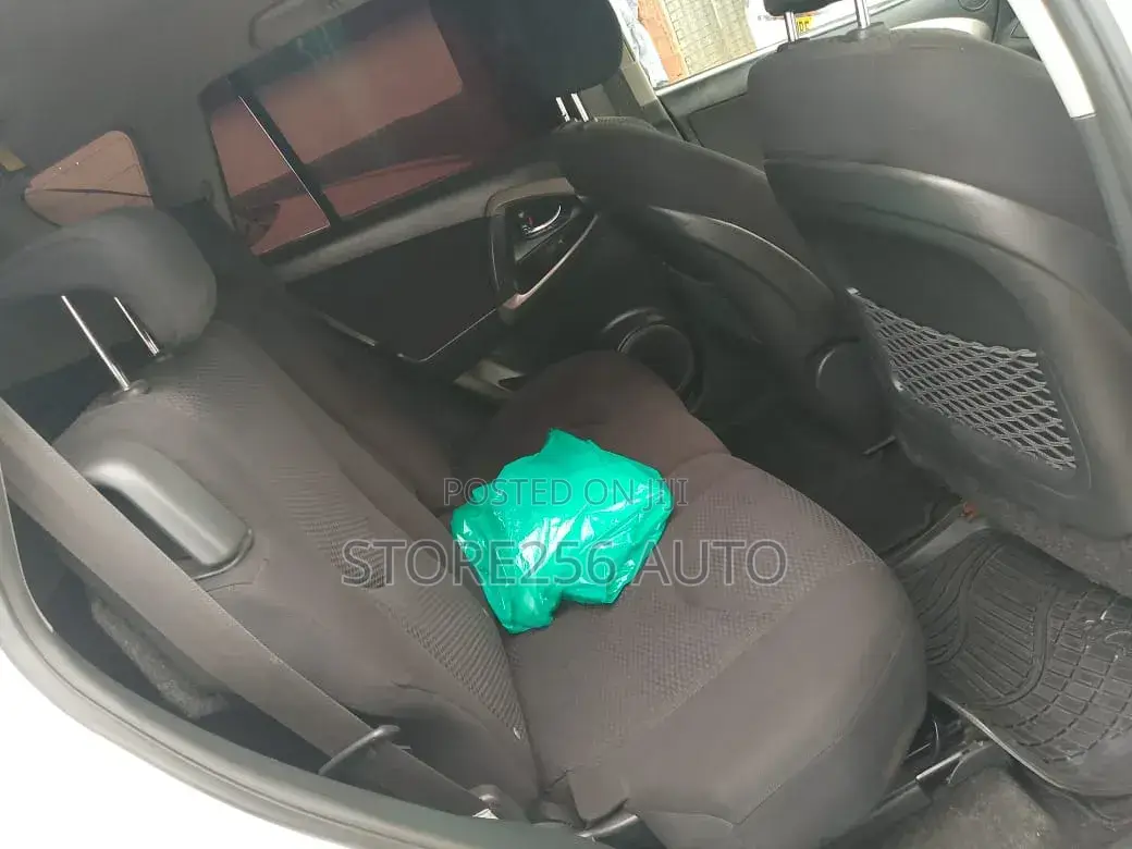 Toyota RAV4 I4 2006 White