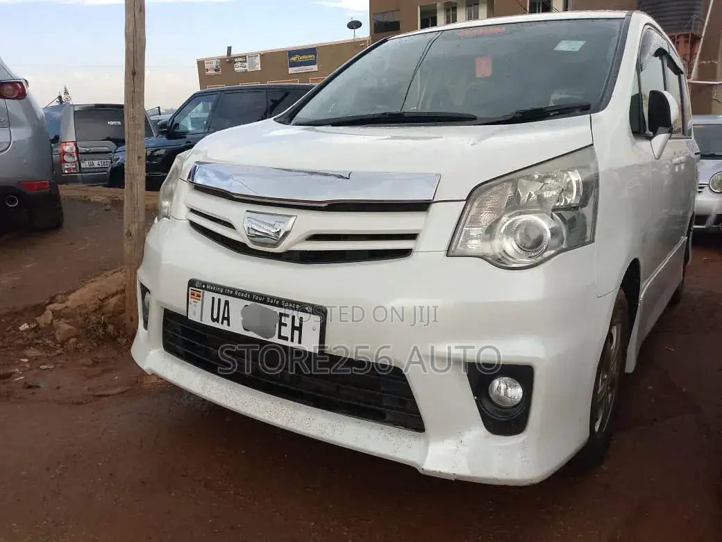 Toyota Noah 2.0 158hp FWD (8 Seater) 2011 White