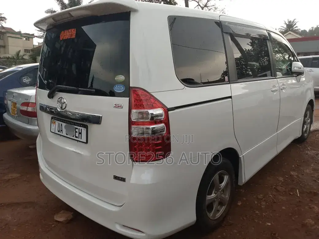 Toyota Noah 2.0 158hp FWD (8 Seater) 2011 White