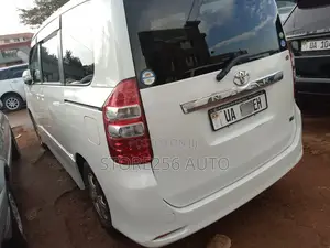 Toyota Noah 2.0 158hp FWD (8 Seater) 2011 White