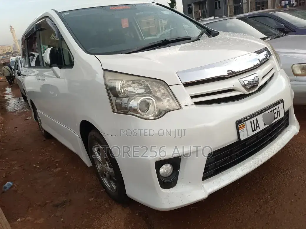 Toyota Noah 2.0 158hp FWD (8 Seater) 2011 White