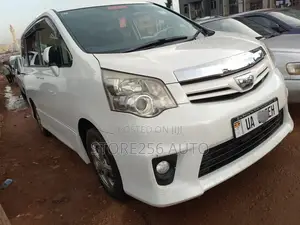 Toyota Noah 2.0 158hp FWD (8 Seater) 2011 White