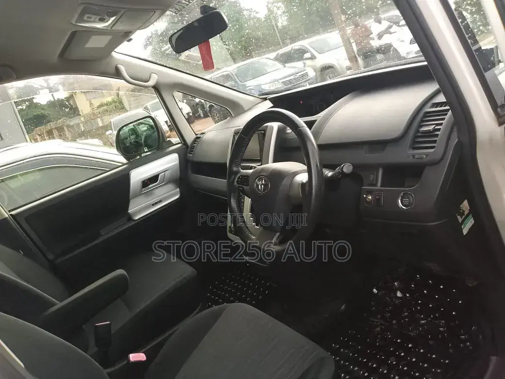 Toyota Noah 2.0 158hp FWD (8 Seater) 2011 White