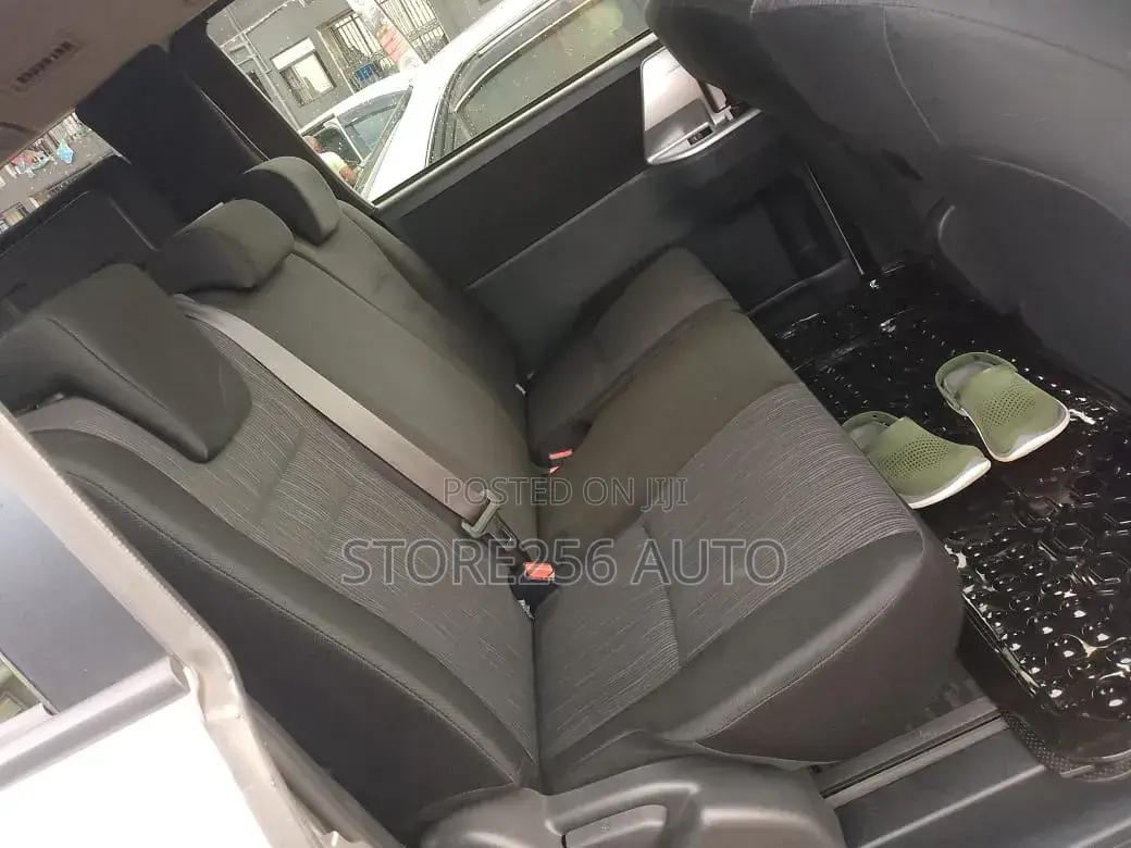 Toyota Noah 2.0 158hp FWD (8 Seater) 2011 White