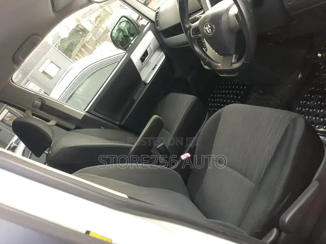 Toyota Noah 2.0 158hp FWD (8 Seater) 2011 White