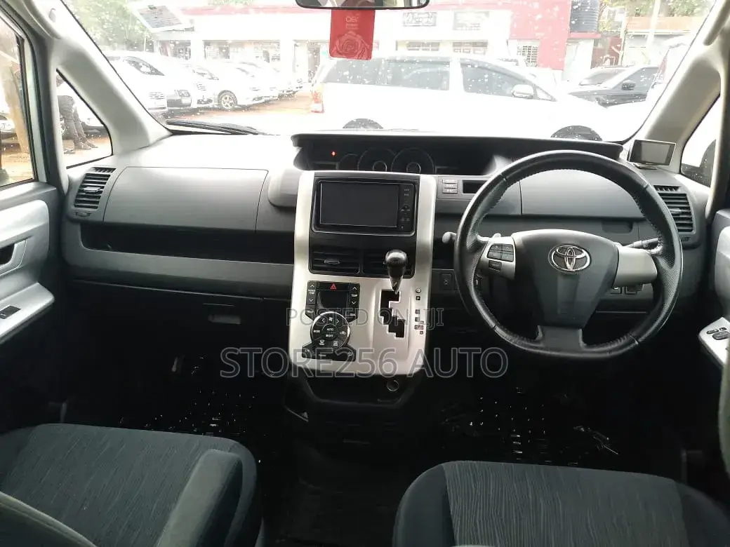 Toyota Noah 2.0 158hp FWD (8 Seater) 2011 White