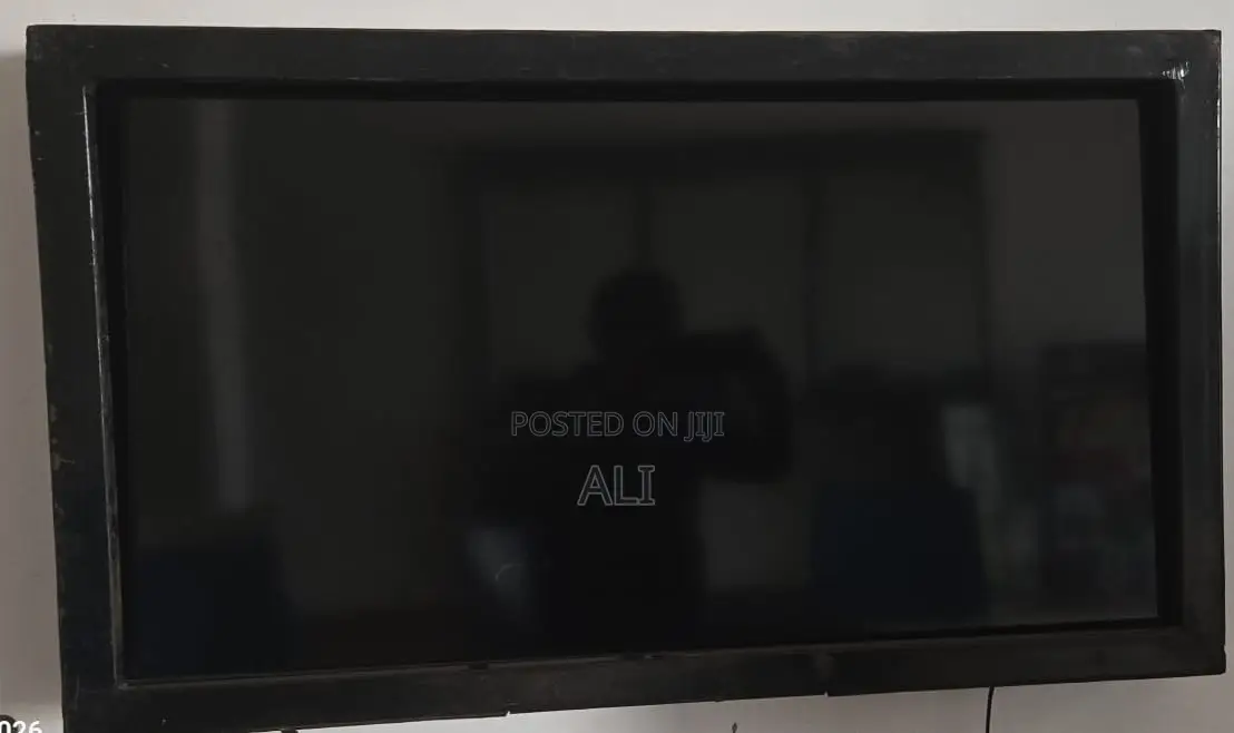 40 Inch Hisense SmartTv at 650, Hisense at 600, Sky at 600