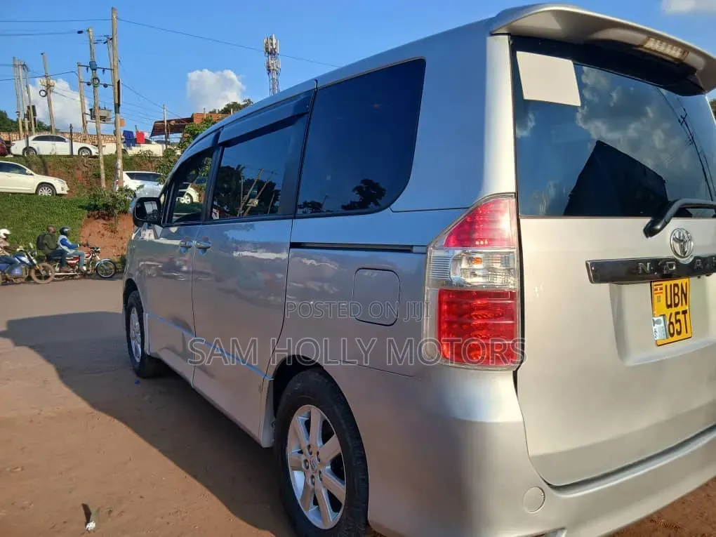 Toyota Noah 2010 Silver