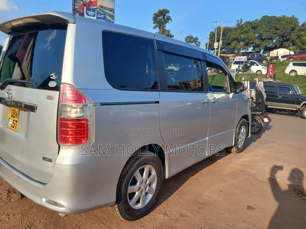 Toyota Noah 2010 Silver
