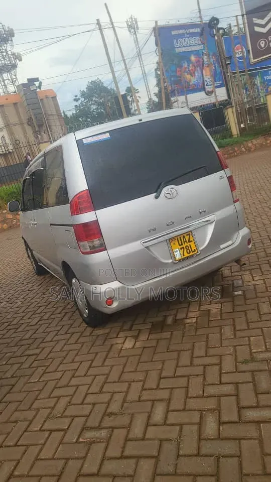 Toyota Noah 2006 Silver