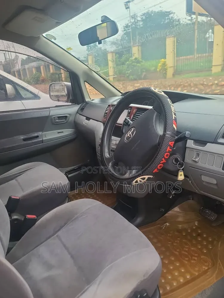 Toyota Noah 2006 Silver