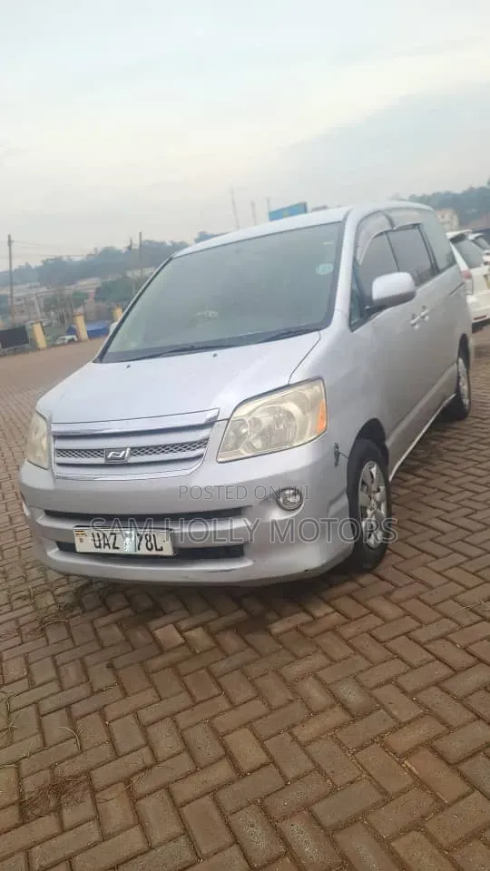 Toyota Noah 2006 Silver
