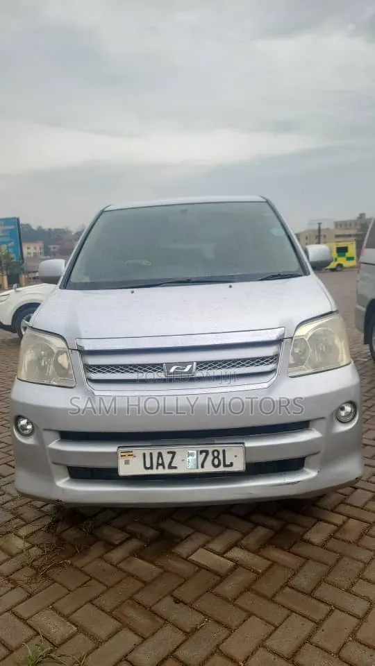 Toyota Noah 2006 Silver