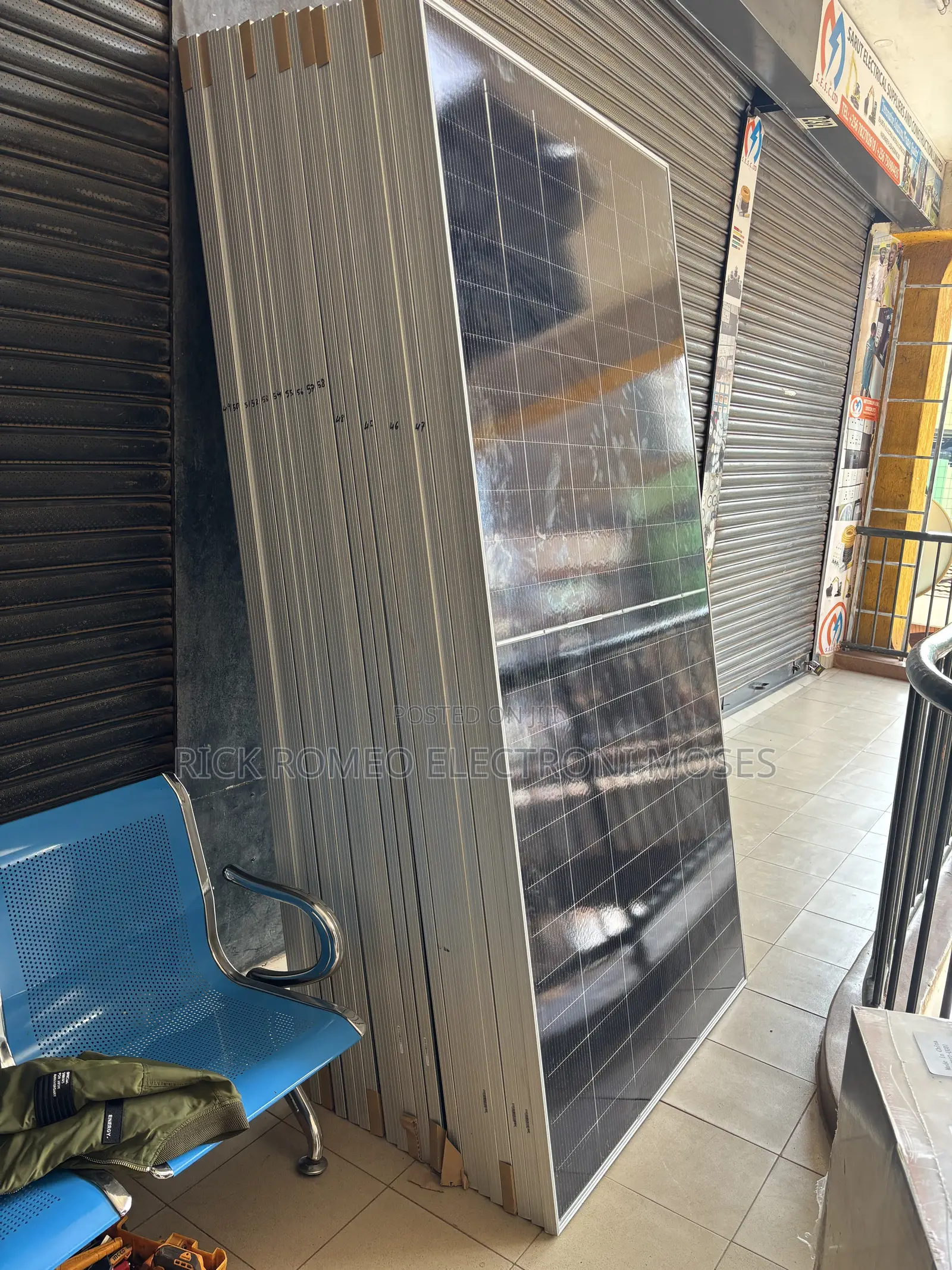 Grade a 590w Mono Crystalline Solar Panels