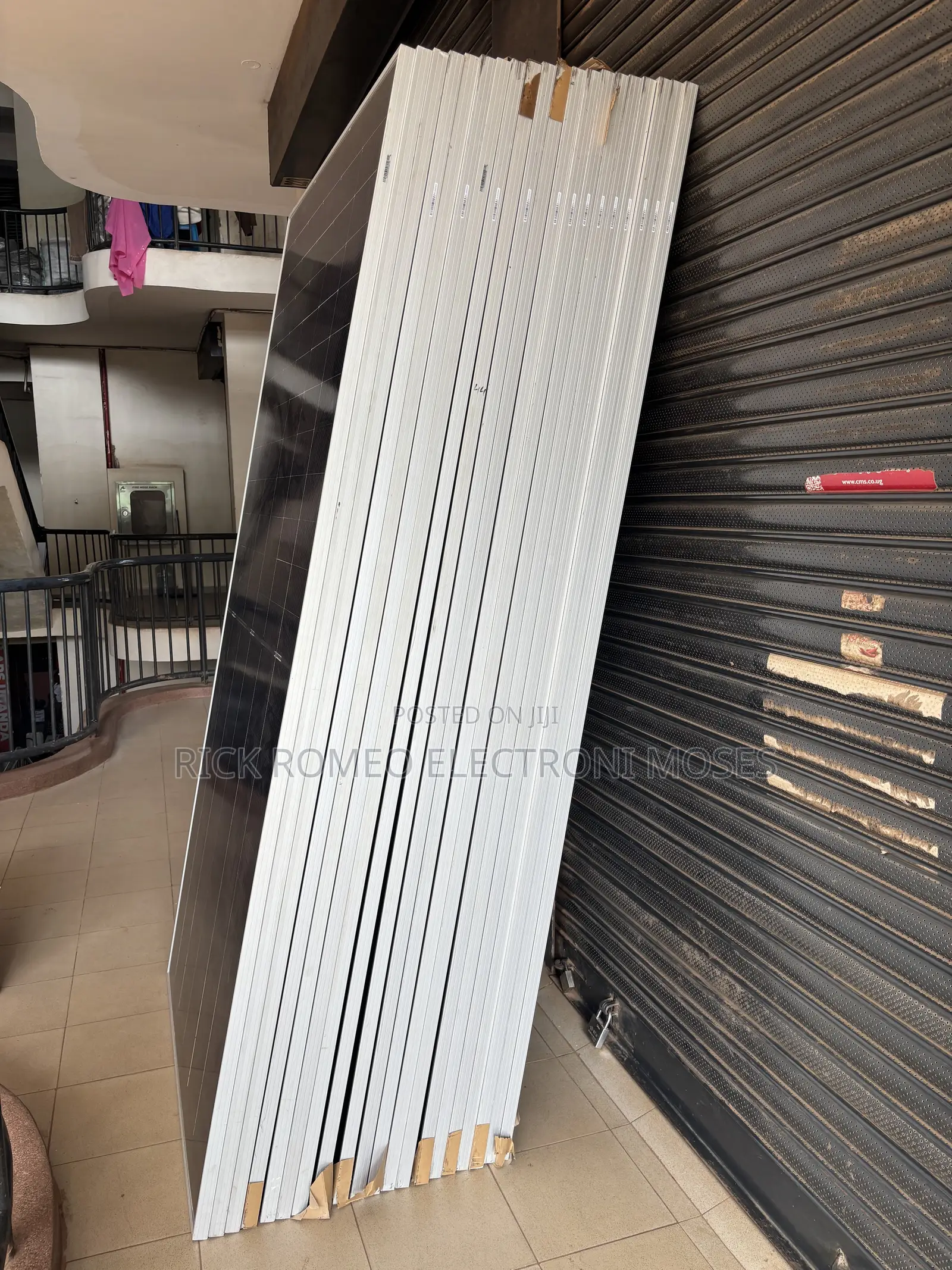 Grade a 590w Mono Crystalline Solar Panels