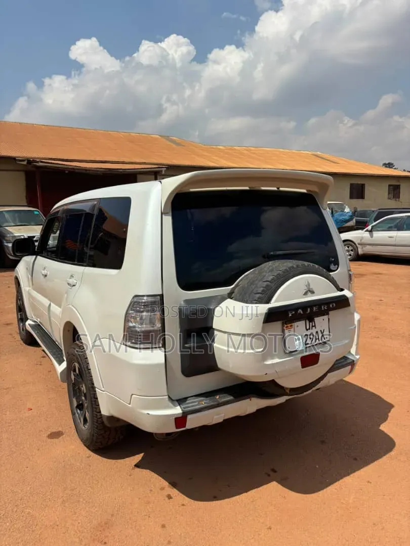 Mitsubishi Pajero 2012 White