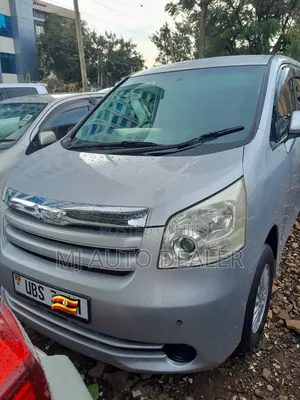 Toyota Noah 2011 Silver