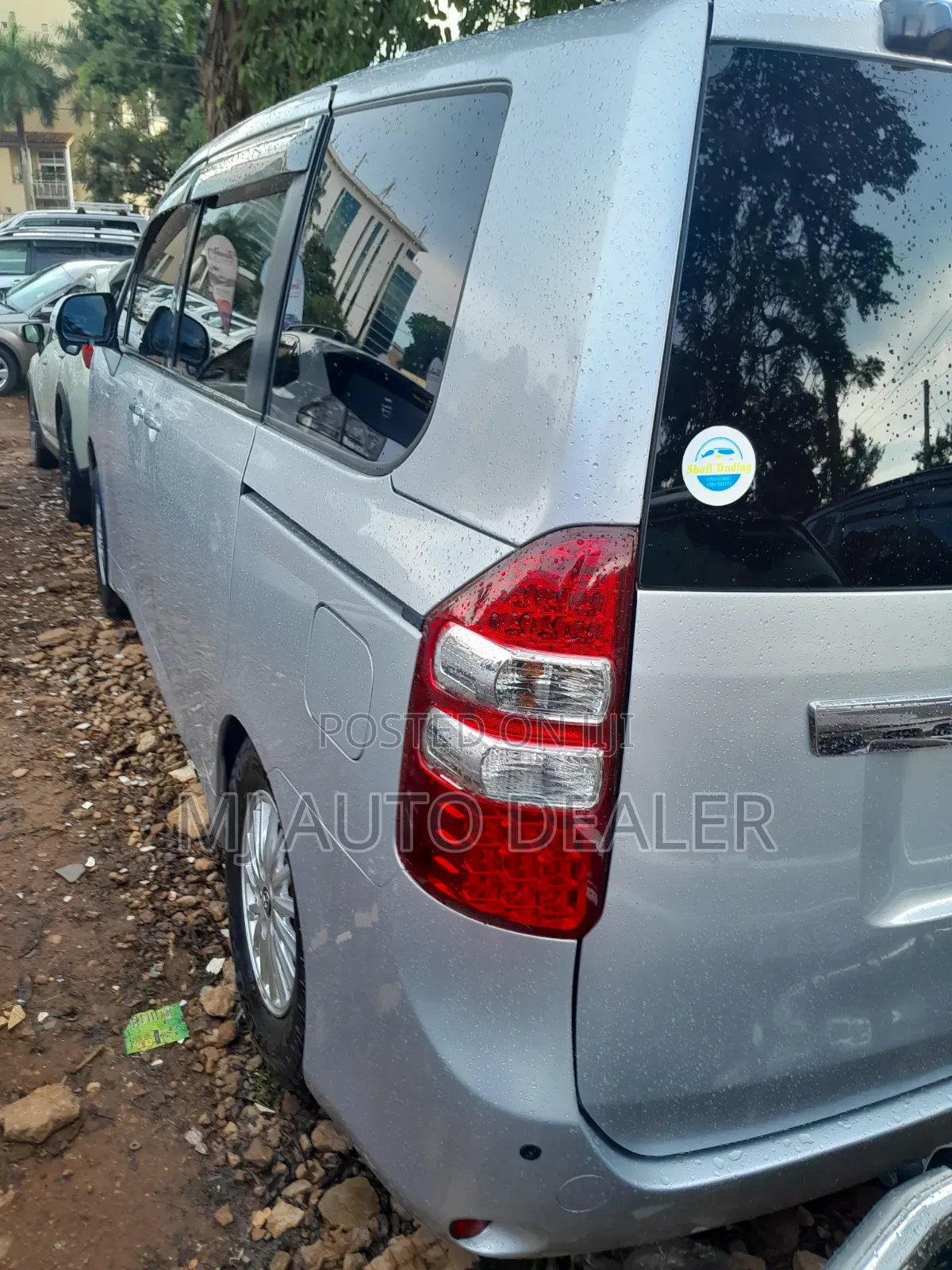 Toyota Noah 2011 Silver