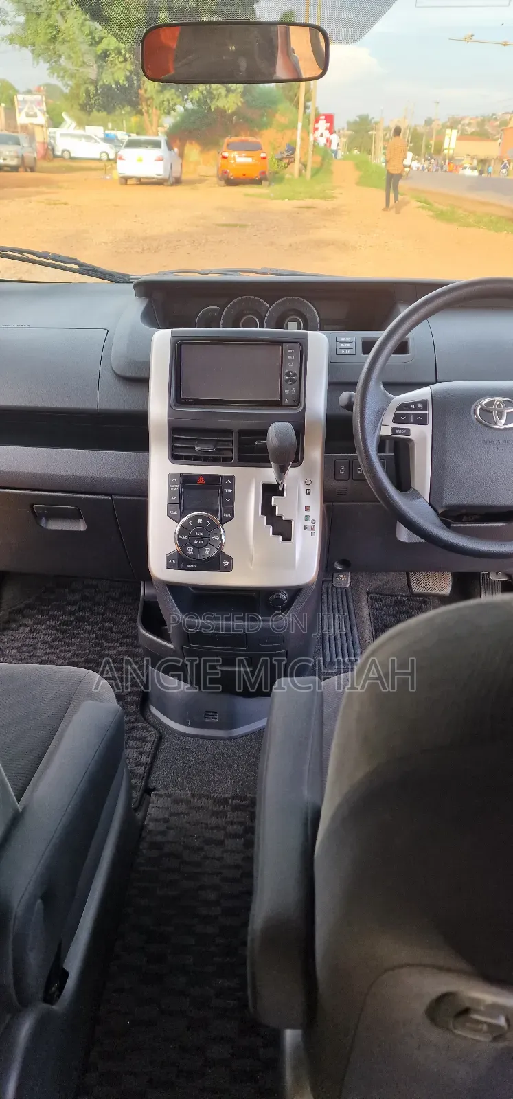 Toyota Noah 2.0 158hp AWD (7 Seater) 2012 White
