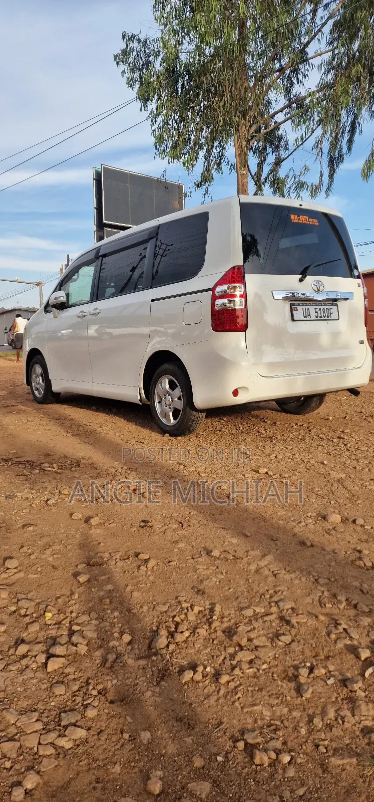Toyota Noah 2.0 158hp AWD (7 Seater) 2012 White