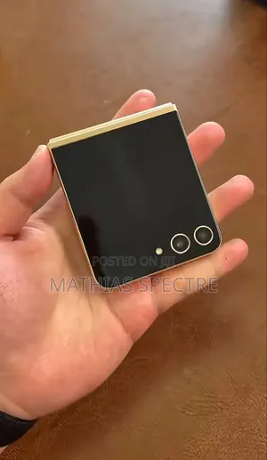 New Samsung Galaxy Z Flip6 256 GB Gold
