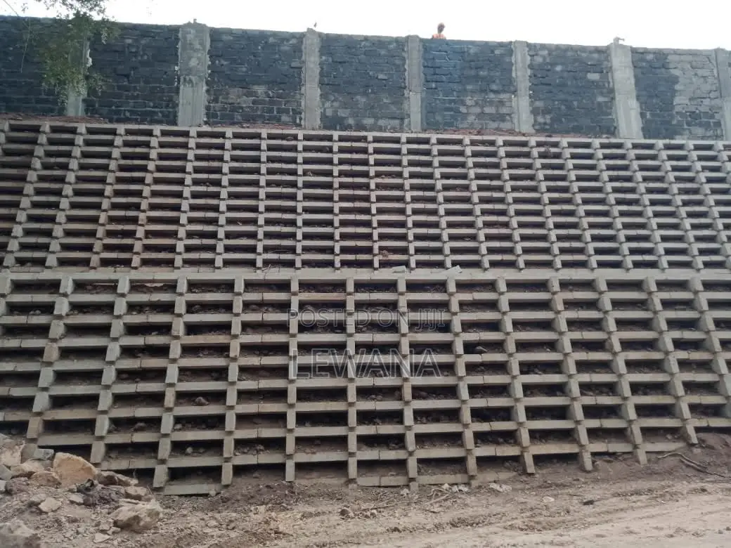 Precast Concrete Retaining Wall Construction