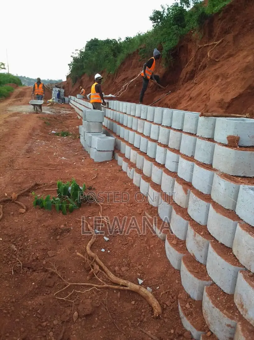 Precast Gravity Concrete Retaining Wall Construction