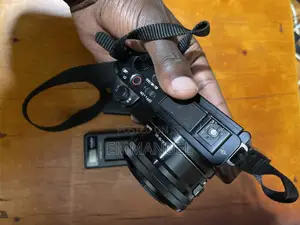 Sony ZV-E10 + Kit Lens (16-50mm)