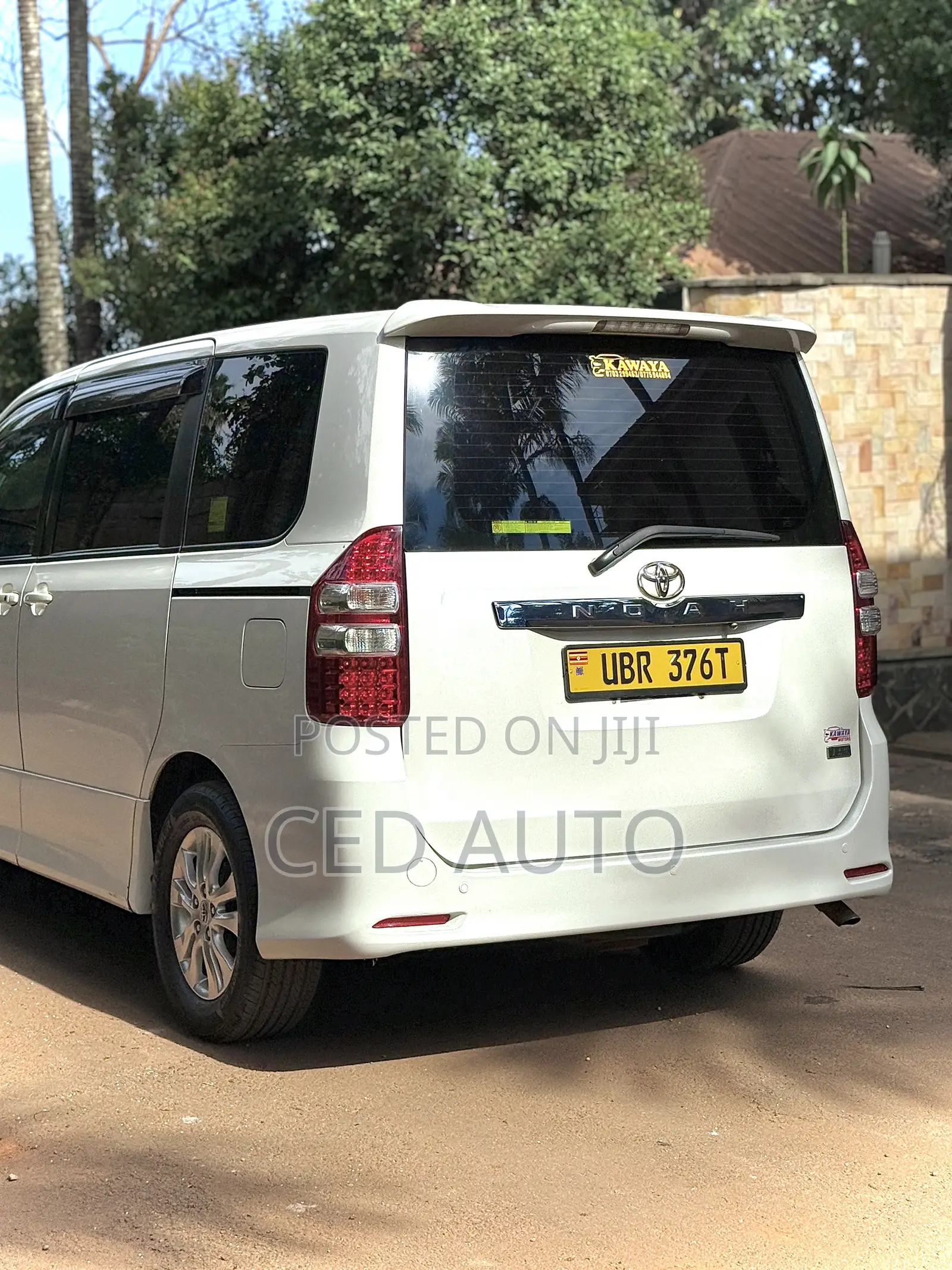 Toyota Noah 2011 White