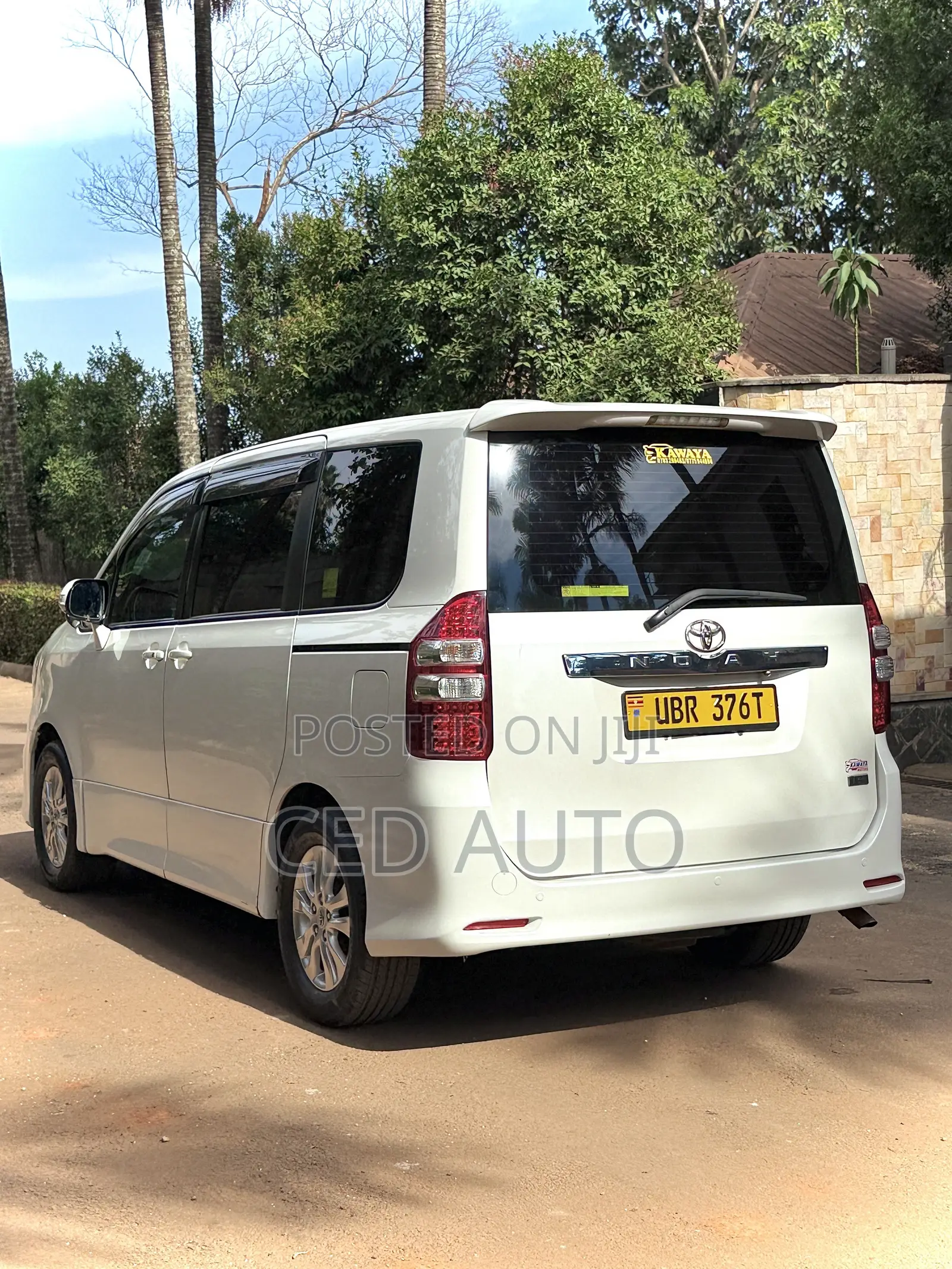Toyota Noah 2011 White
