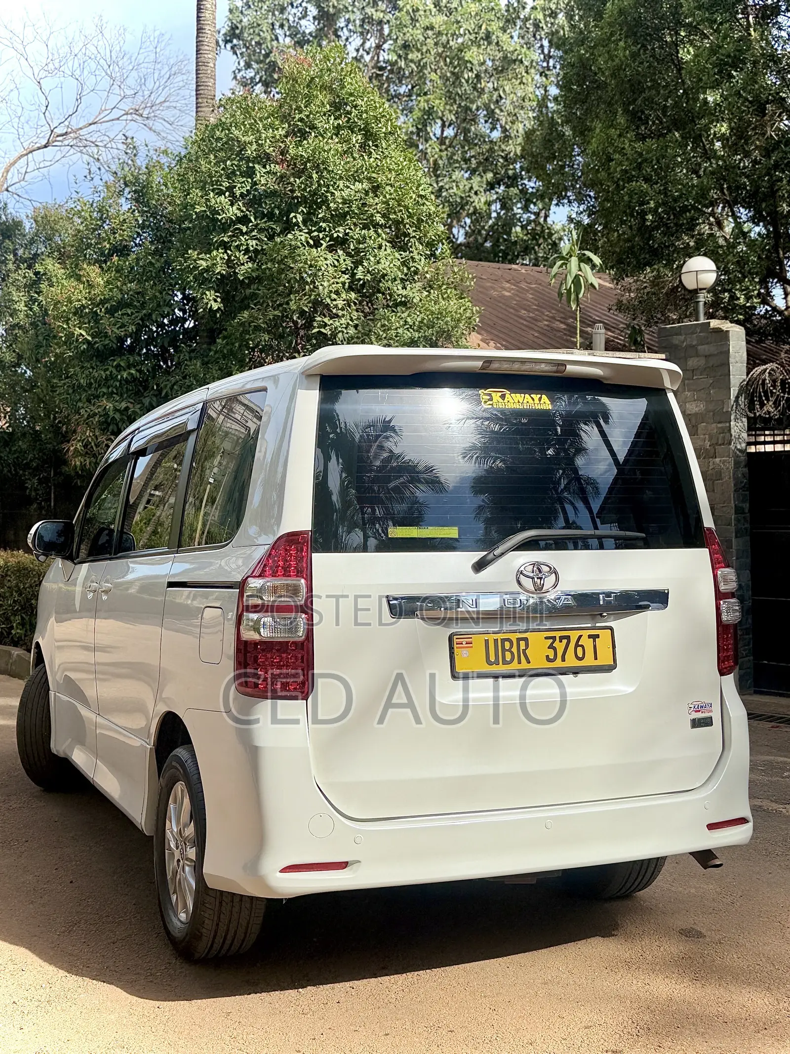 Toyota Noah 2011 White
