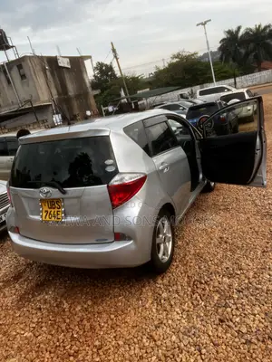 Toyota Ractis 1.5 AWD 2010 Silver