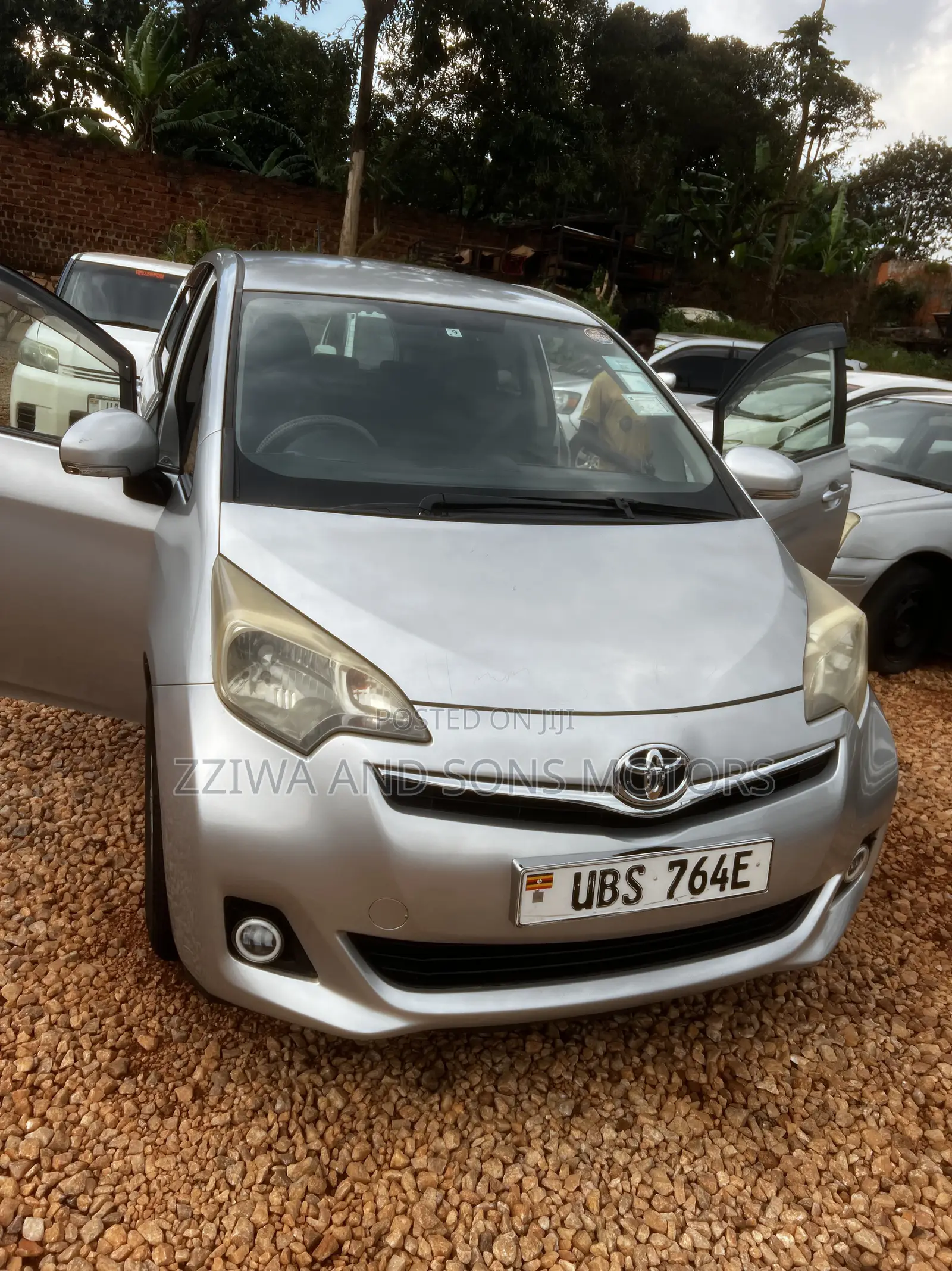 Toyota Ractis 1.5 AWD 2010 Silver