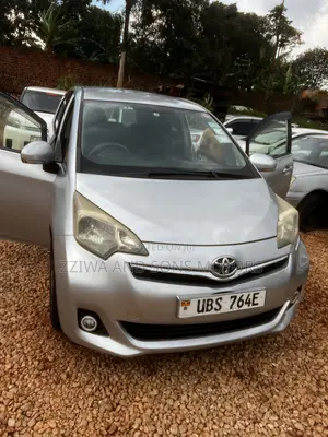 Toyota Ractis 1.5 AWD 2010 Silver