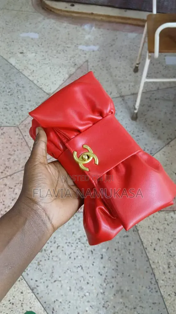 Elegant Bow-Detail Classic Handbag