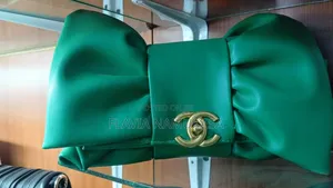 Elegant Bow-Detail Classic Handbag