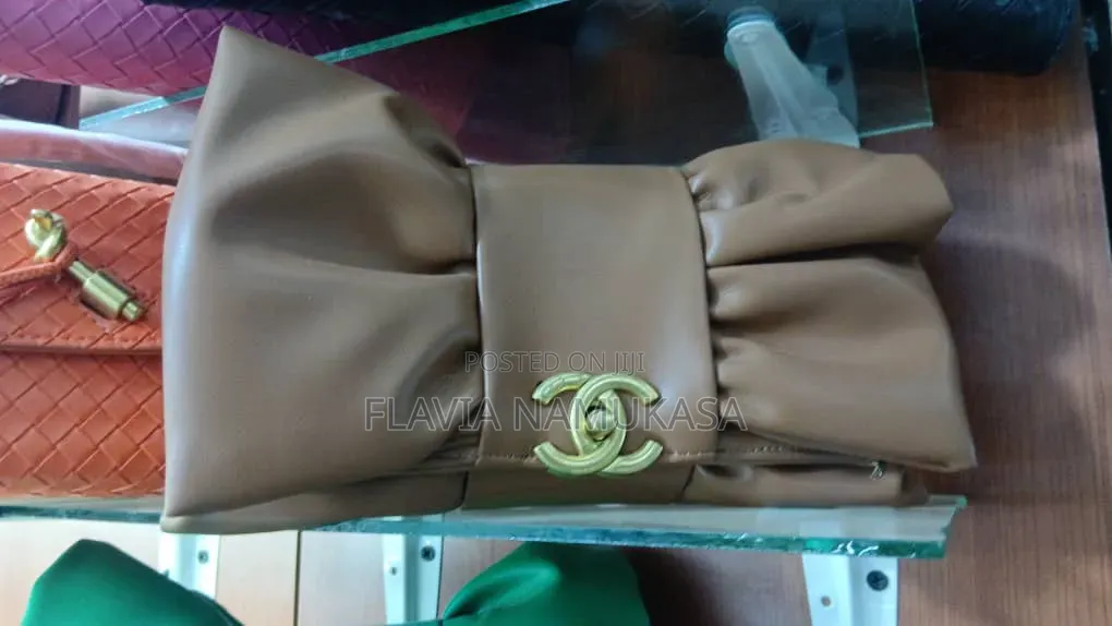Elegant Bow-Detail Classic Handbag