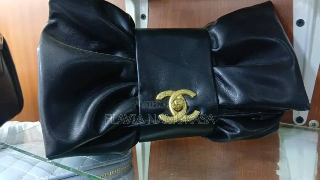 Elegant Bow-Detail Classic Handbag